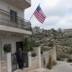 فلسطيني أمريكي محاصر في منزله شهراً... وعلم بلاده رسالة استغاثة